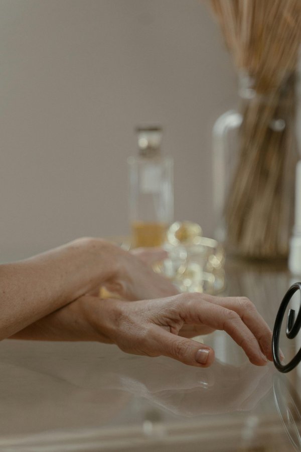 Soin des lèvres et crèmes pour les mains : mythes et vérités à connaître